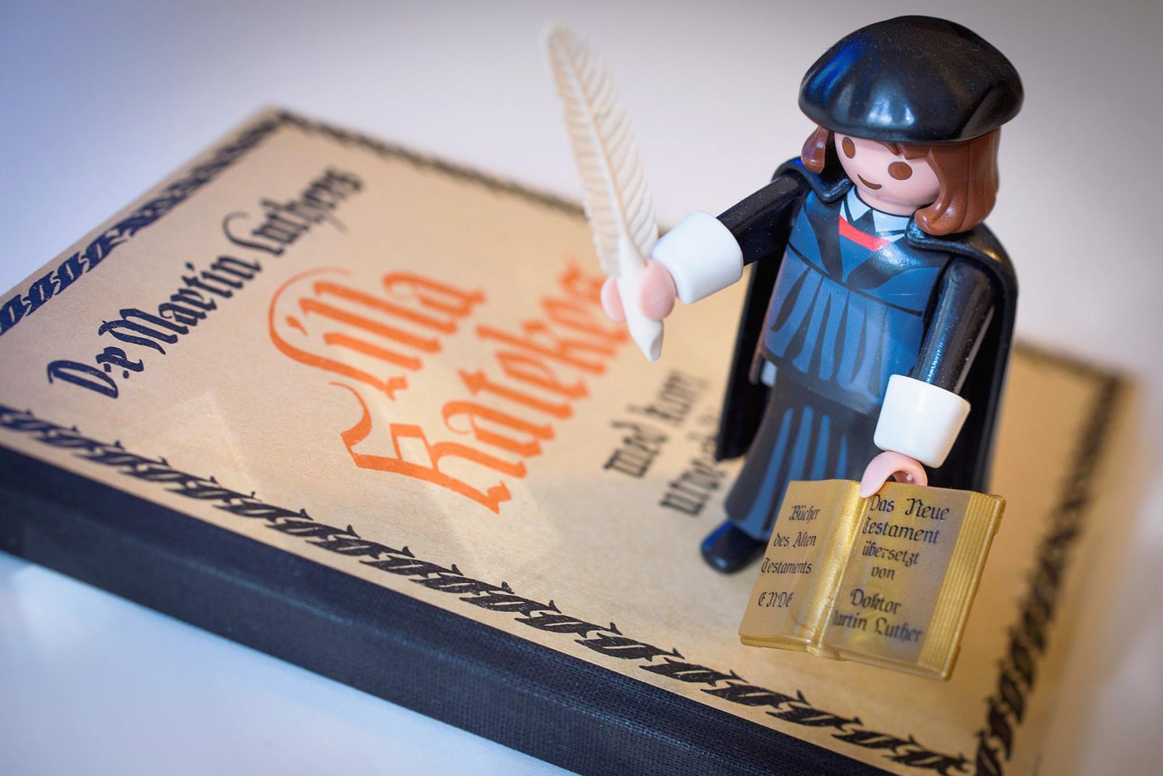 Lilla Katekesen användes i svenska skolundervisningen långt in på 1900-talet. Martin Luther som Playmobil-figur är av senare datum, de små leksaksfigurerna lanserades på 1970-talet
