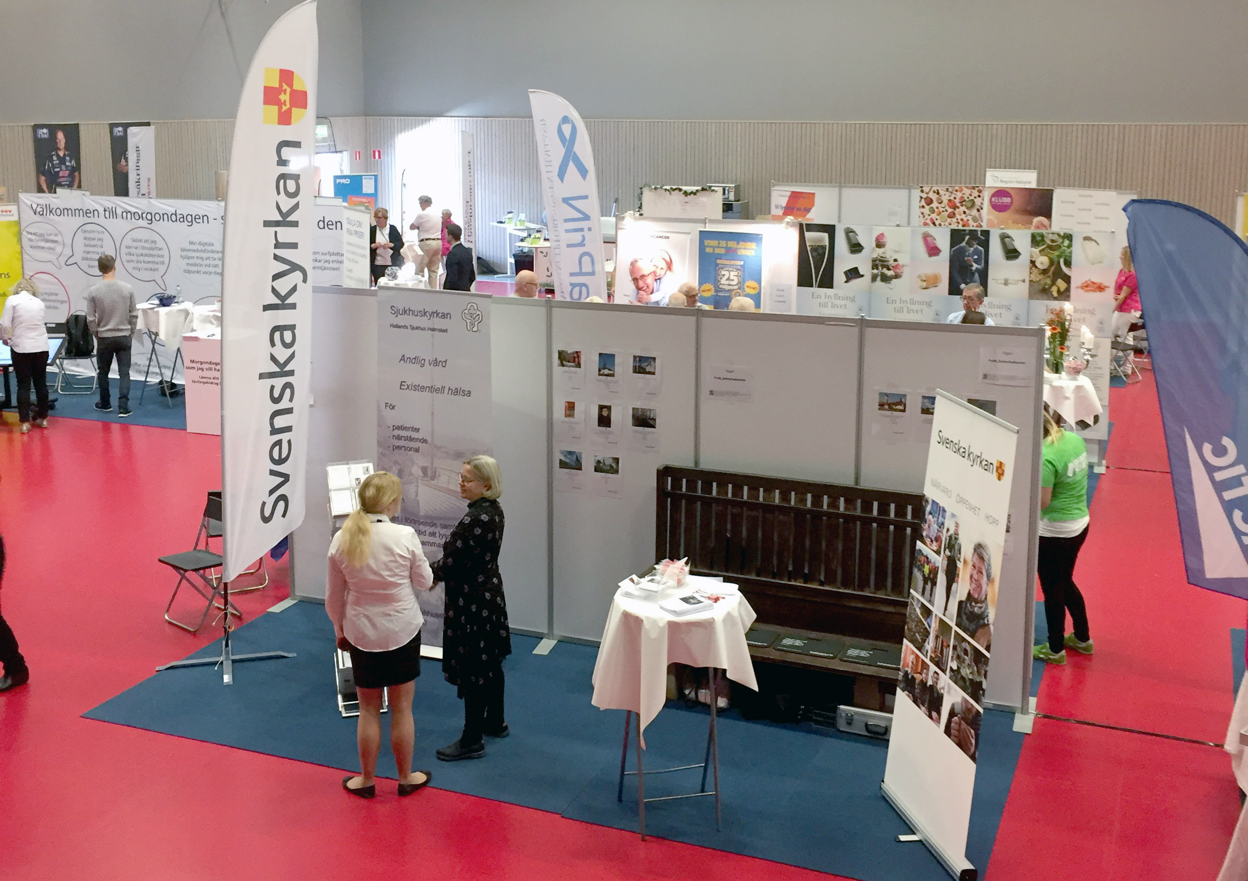 Tidigt på måndagmorgonen var utställarna på plats och gjorde i ordning sina montrar för de två mässdagarna. Svenska kyrkans monter bemannades av personal från Halmstads, Snöstorps och Söndrums församlingar