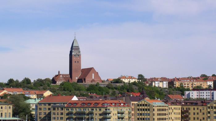 Masthuggskyrkan sedd från Göte älv. Kyrkan ligger högst på berget, väl synlig.