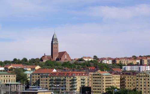 Masthuggskyrkan sedd från Göte älv. Kyrkan ligger högst på berget, väl synlig.