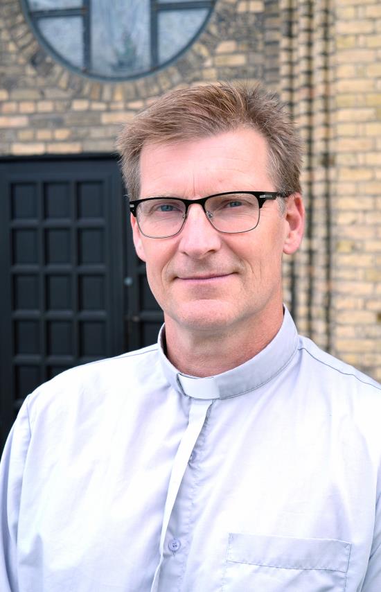 Kyrkoherde Magnus Aasa finns i Svenska kyrkan-tältet tidig lördagseftermiddag