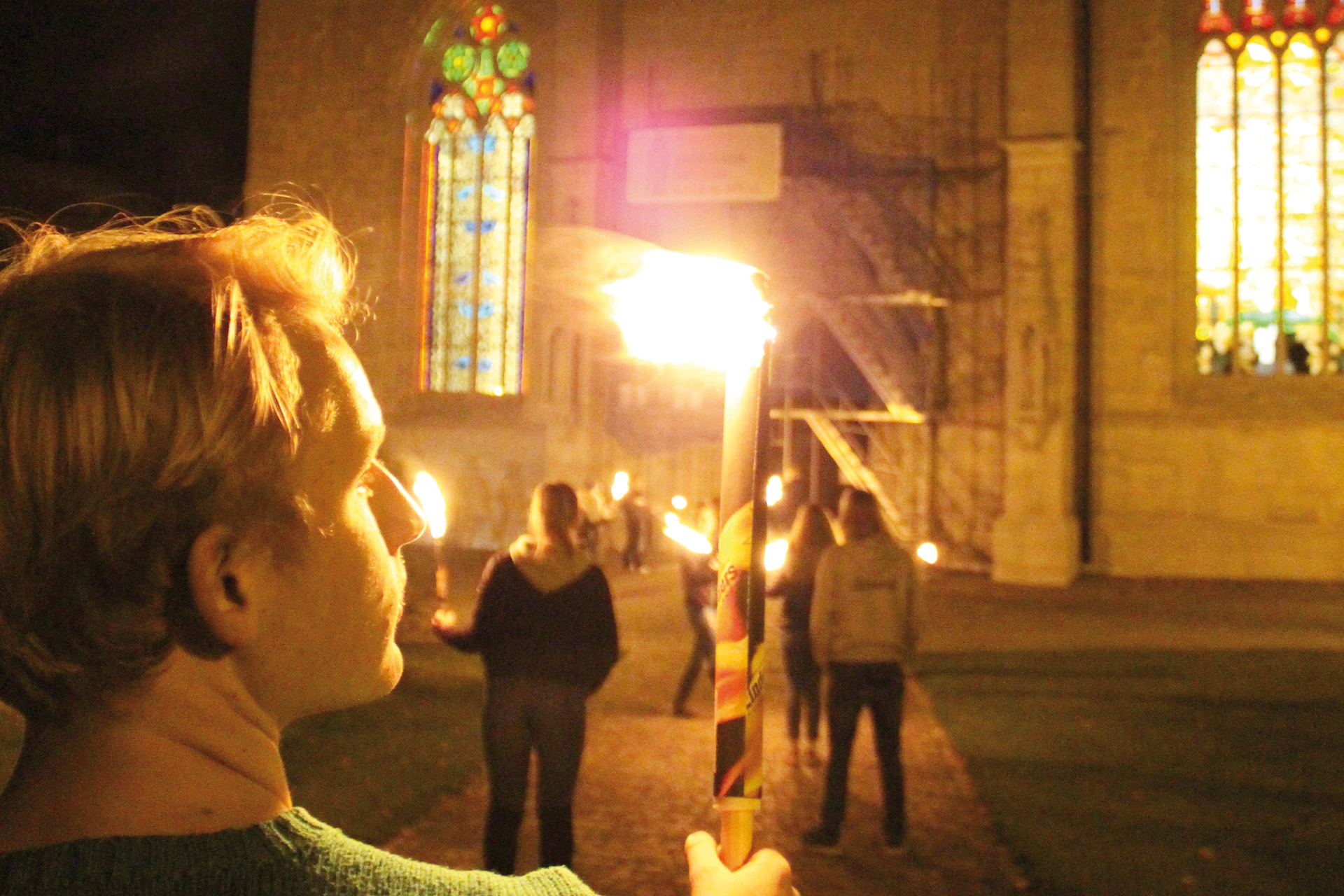 Bild på fackeltåg in mot Visby domkyrka