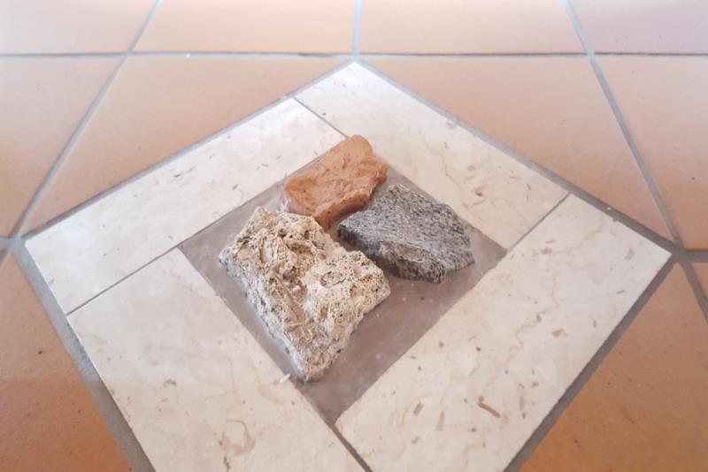 Tre stenar som är fastgjutna i golvet i Mariakyrkan.