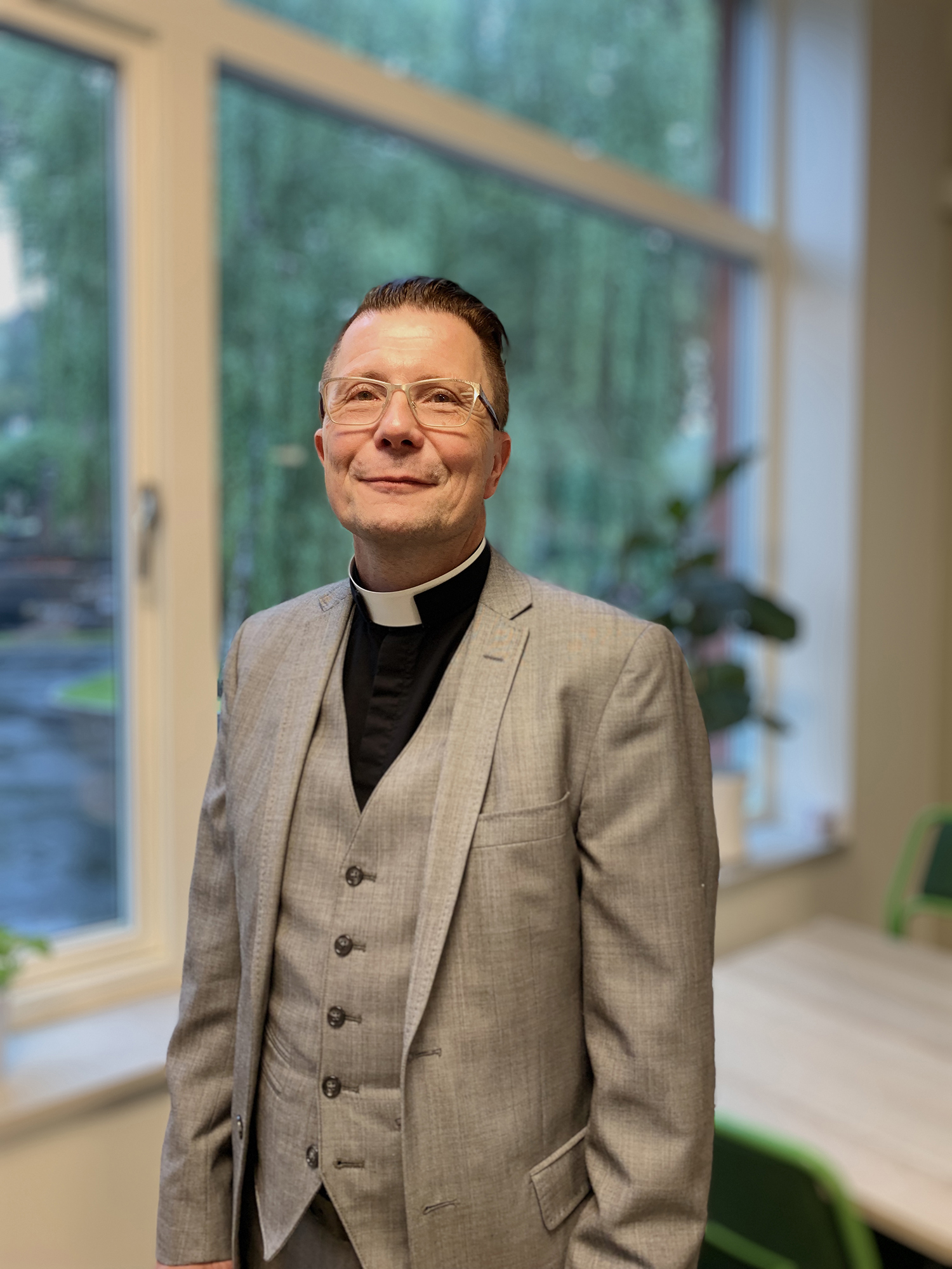 Ordförande Mats-Ola Nylén för begravningsstyrelsen i Östras matsal, framför fönstret