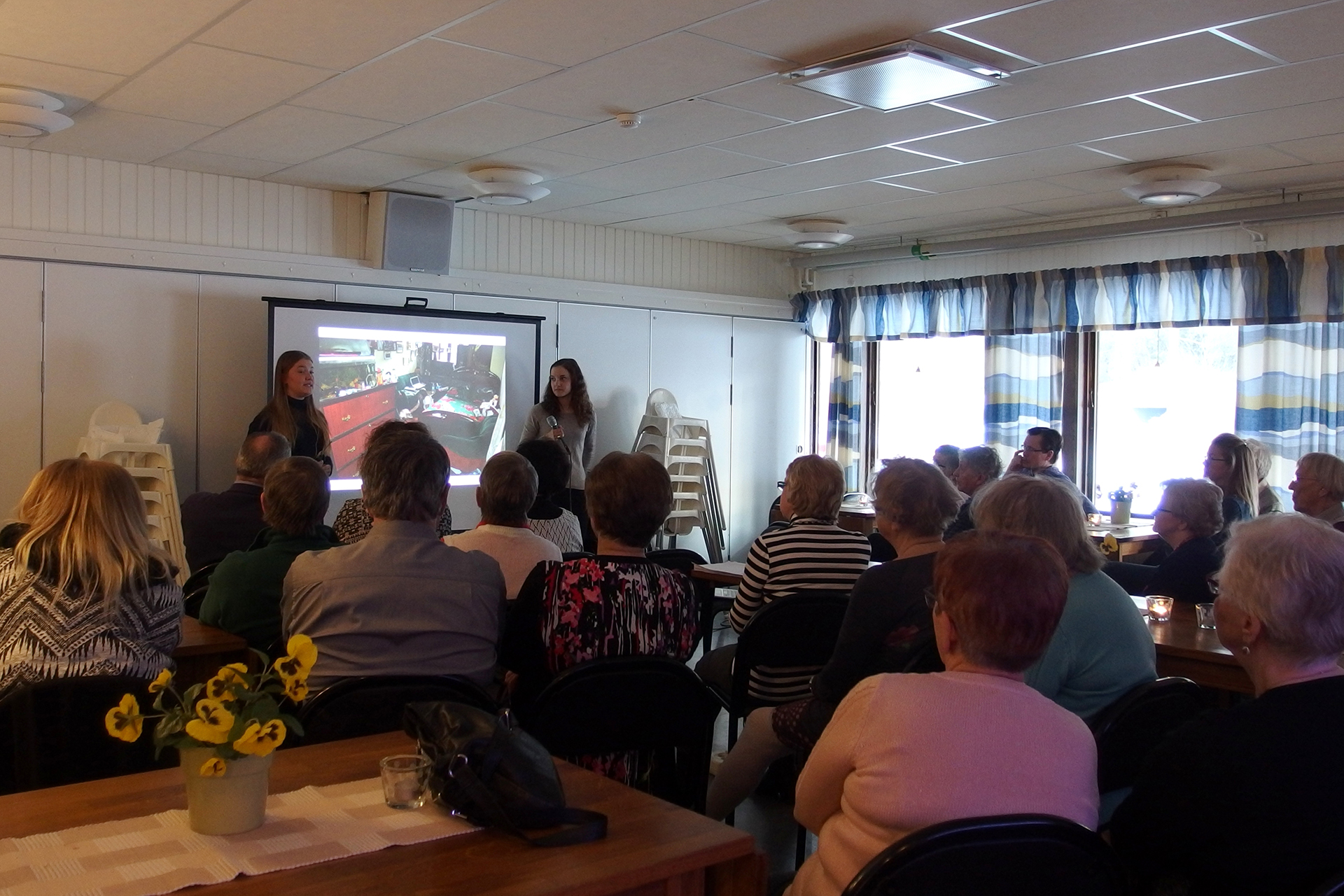 Maja och Lovisa berättar om sin resa till Nepal.