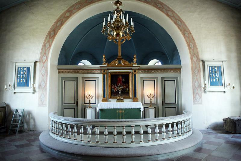 Altare i Medelplana kyrka.