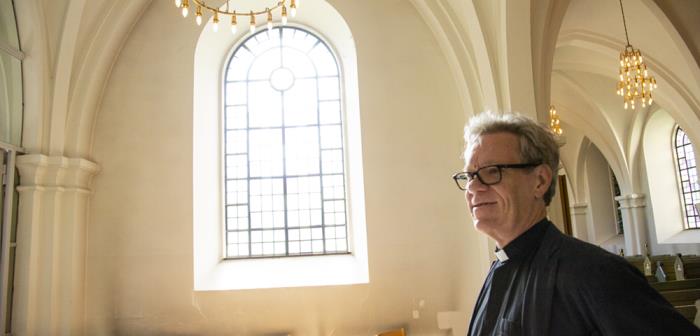 Inspelade gudstjänster, utglesade platser i kyrkan och en präst som använder handsprit under mässan. Församlingarna i Frosta-Rönnebergs kontrakt har många kreativa lösningar på hur vi ska fira gudstjänst i coronatider.