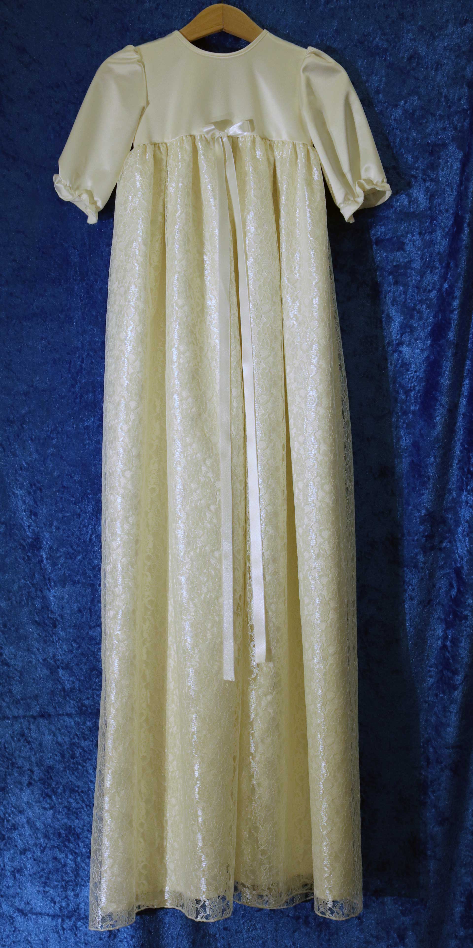 Dopklänning nr 3. Cremefärgad klänning med slät underklänning och överklänning i brodyr.