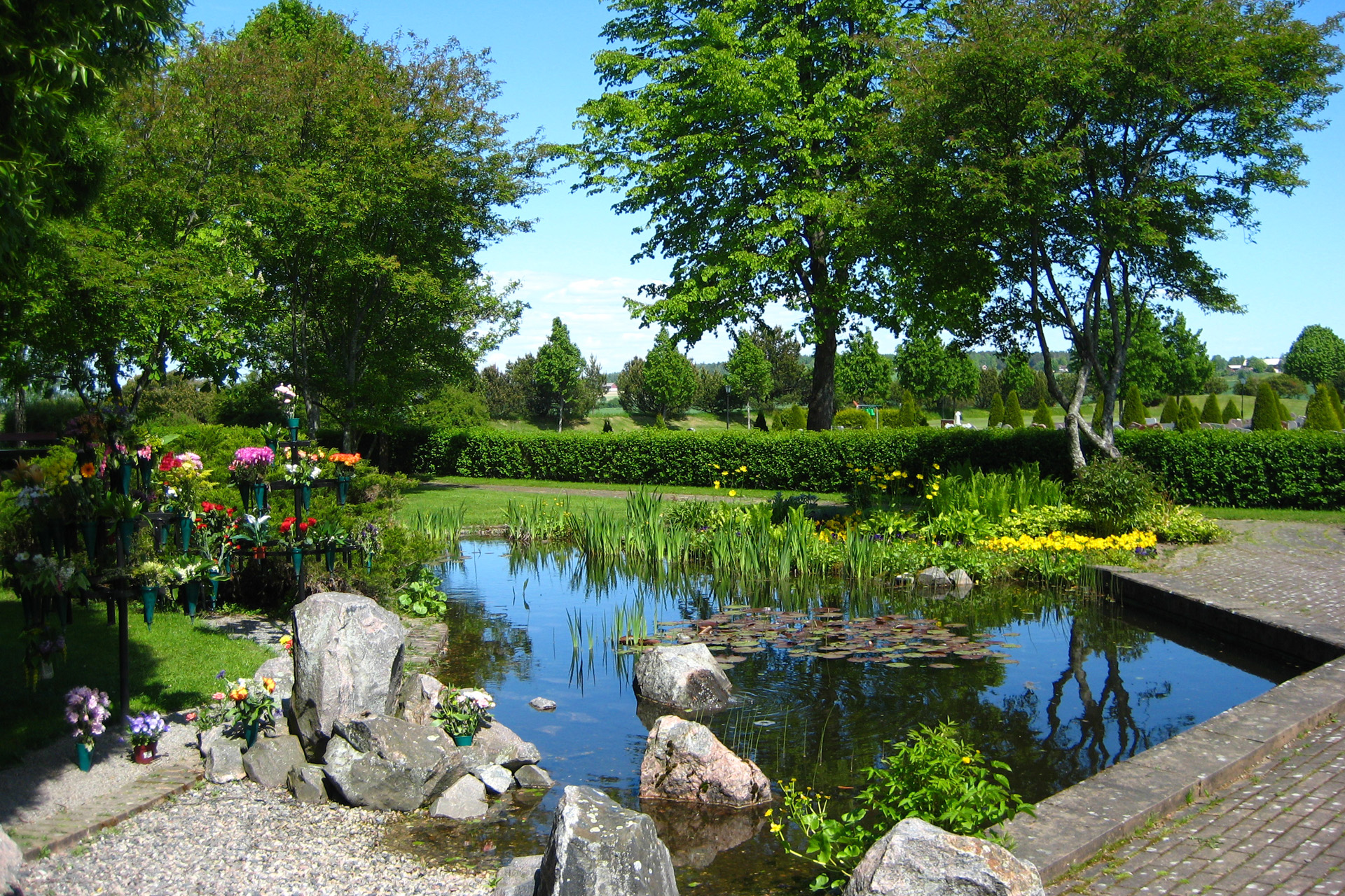 Minneslunden vid Hallsbergs sockenkyrka