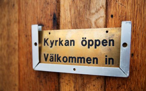 Skylt att kyrkan är öppen