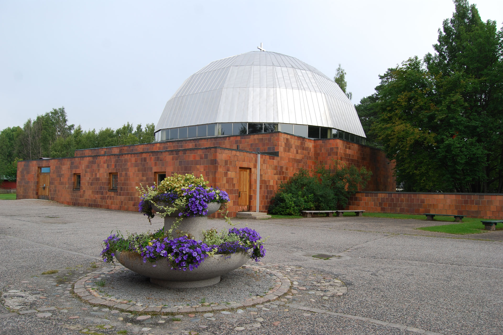 Mjölkuddskyrkan, sommar