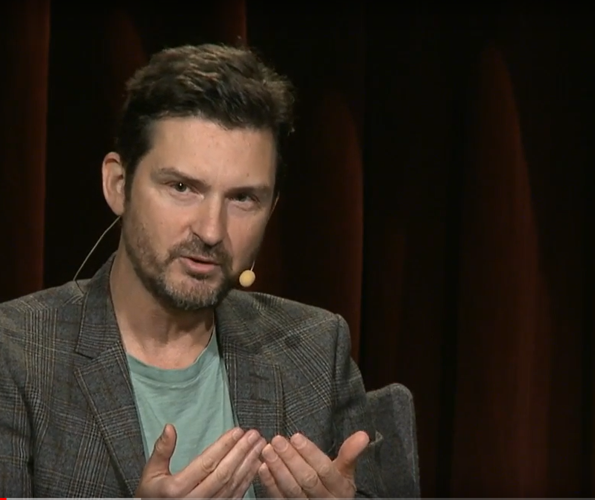 Morgan Larsson talar på Se människan scenen