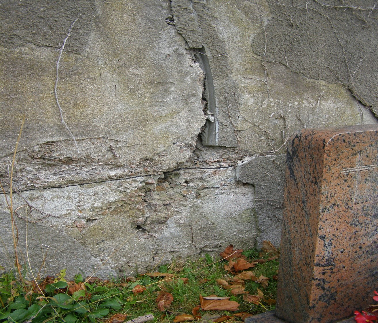 Den snart hundraåriga muren ska renoveras för totalt cirka 1,5 miljoner.