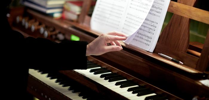 Musiken har en självklar plats i vår församling. Under året arrangerar vi konserter i våra vackra kyrkor, både med egna musiker och körer men också i samarbete med andra. Vi har också körverksamhet för alla, från små barn till vuxna.