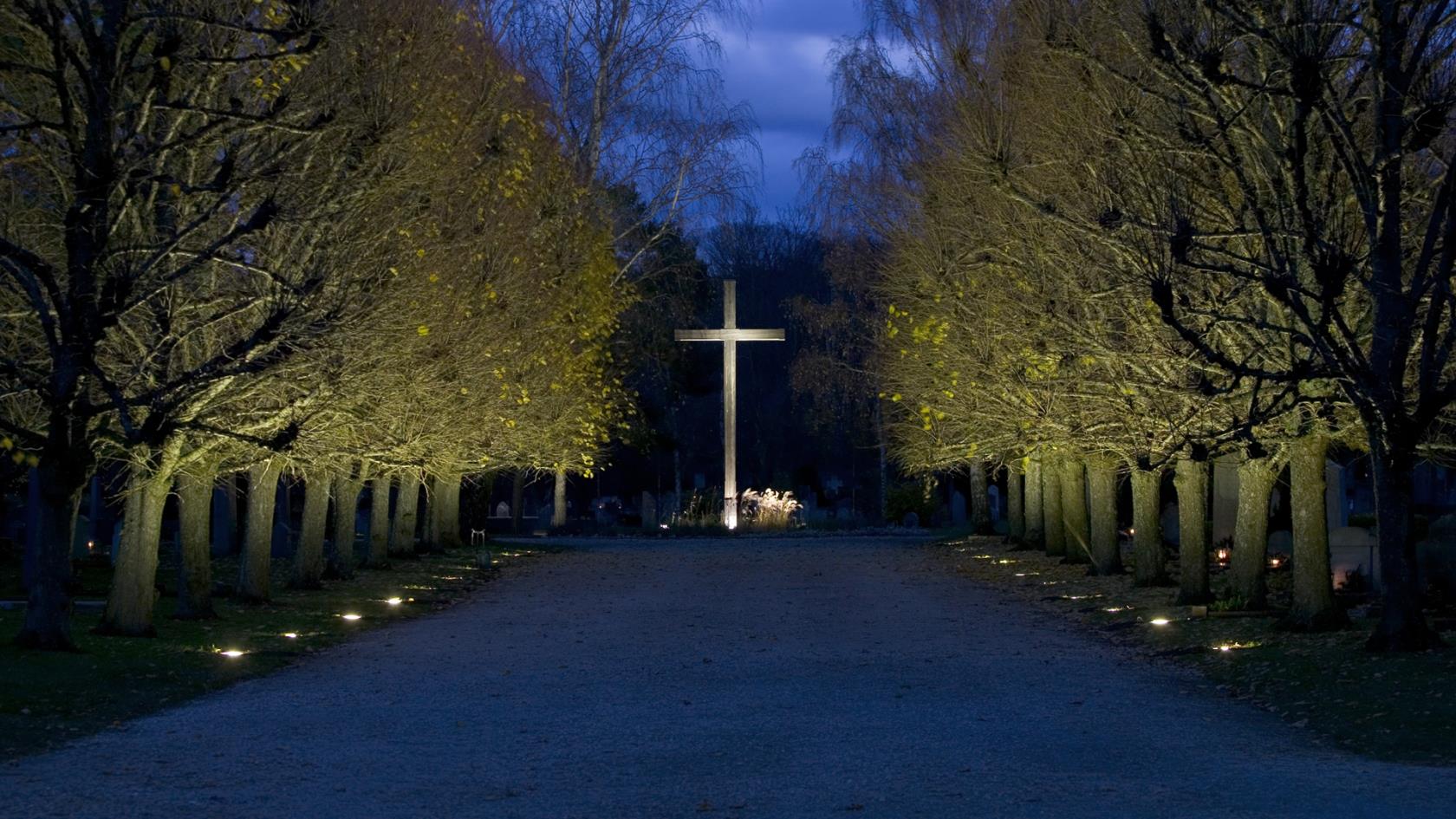 Kvällsbild från Norra kyrkogården i Visby