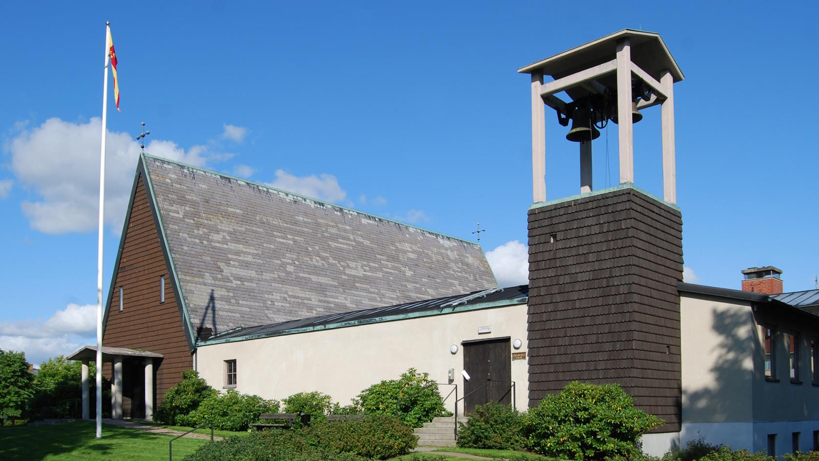 Norrstrands kyrka och klocktorn i solsken.