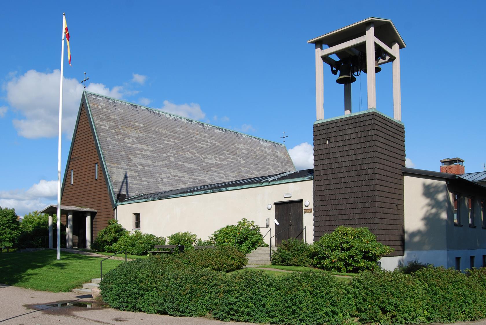 Norrstrands kyrka och klocktorn i solsken.