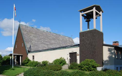 Norrstrands kyrka och klocktorn i solsken.