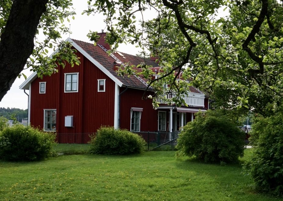 Den gamla prästgården som nu är Pärlans förskolas lokaler, det är sommar
