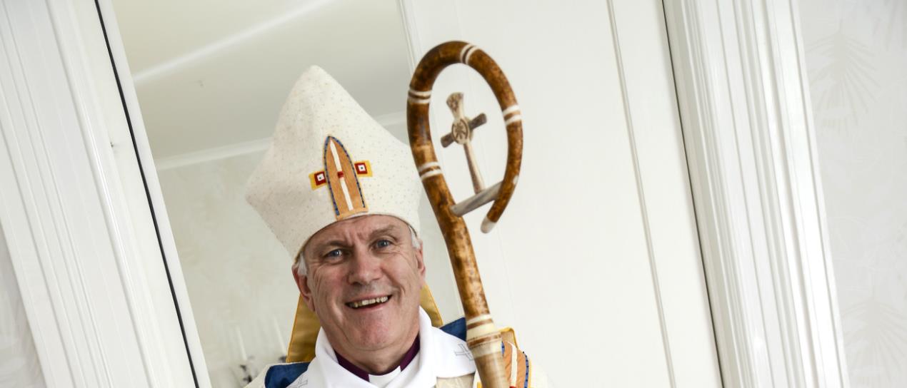 Biskop Hans med mitra och herdestav