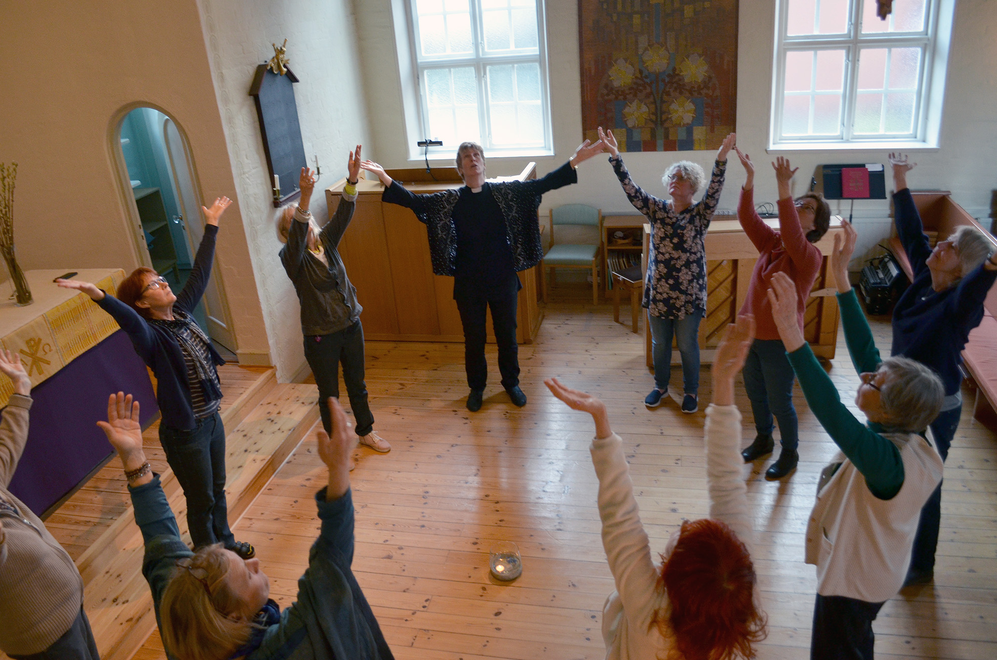 Oftast avslutas kvällen med en stunds helig dans - lugna och meditativa rörelser till musik. 