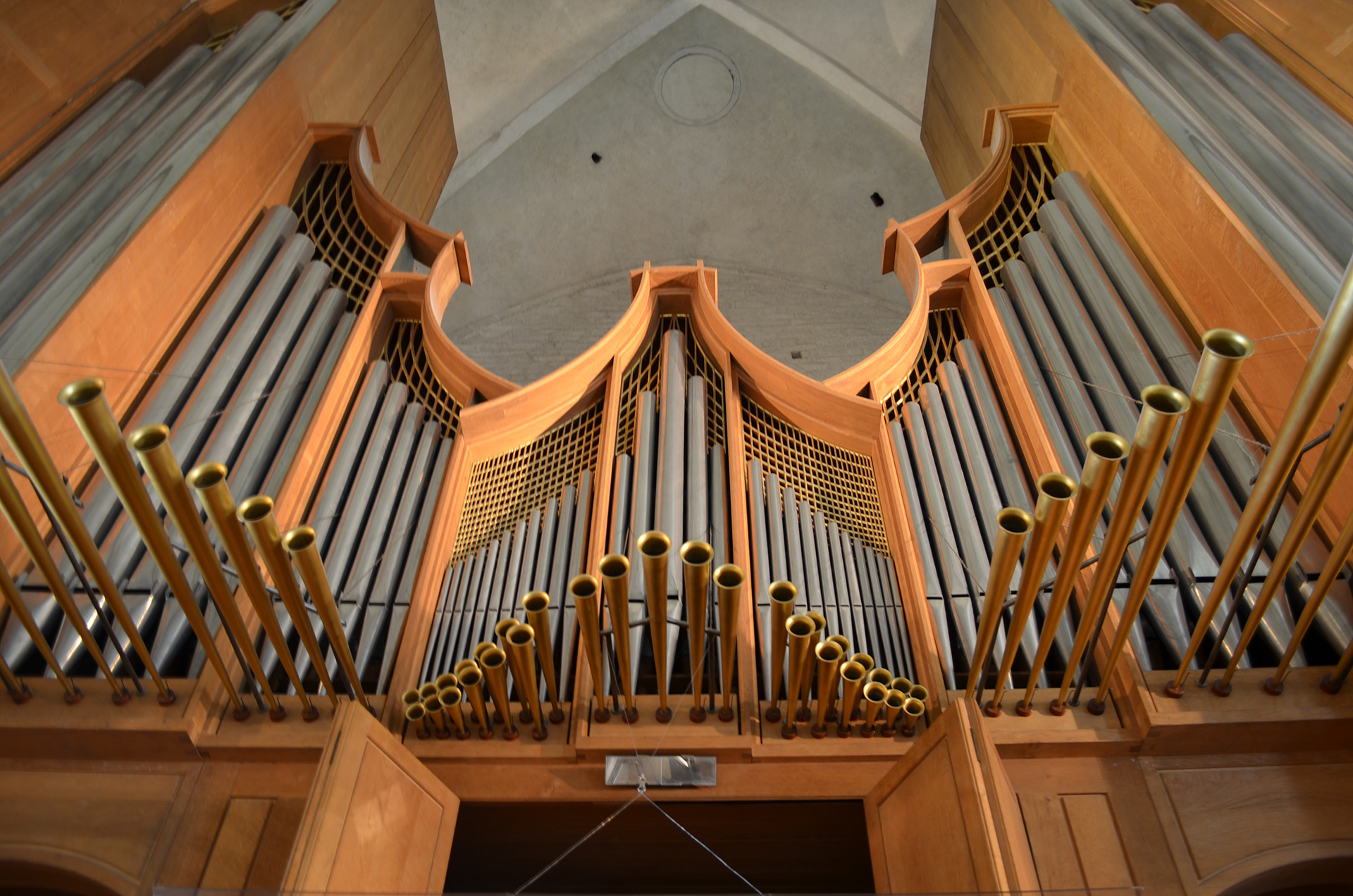 Närbild på en stor orgel med många pipor.