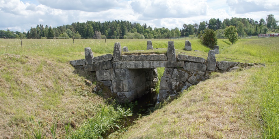 Stenvalvbro, ängar och träd.  