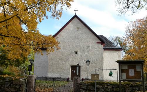 Sveneby kyrka i hösttid