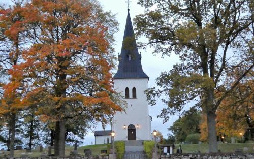 Hjälstad kyrka i hösttid