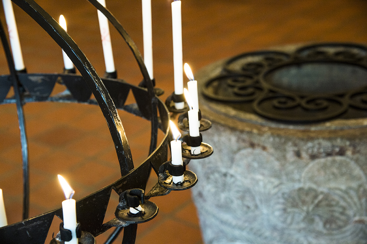 Dopfunt och ljusbärare i Hyllie kyrka