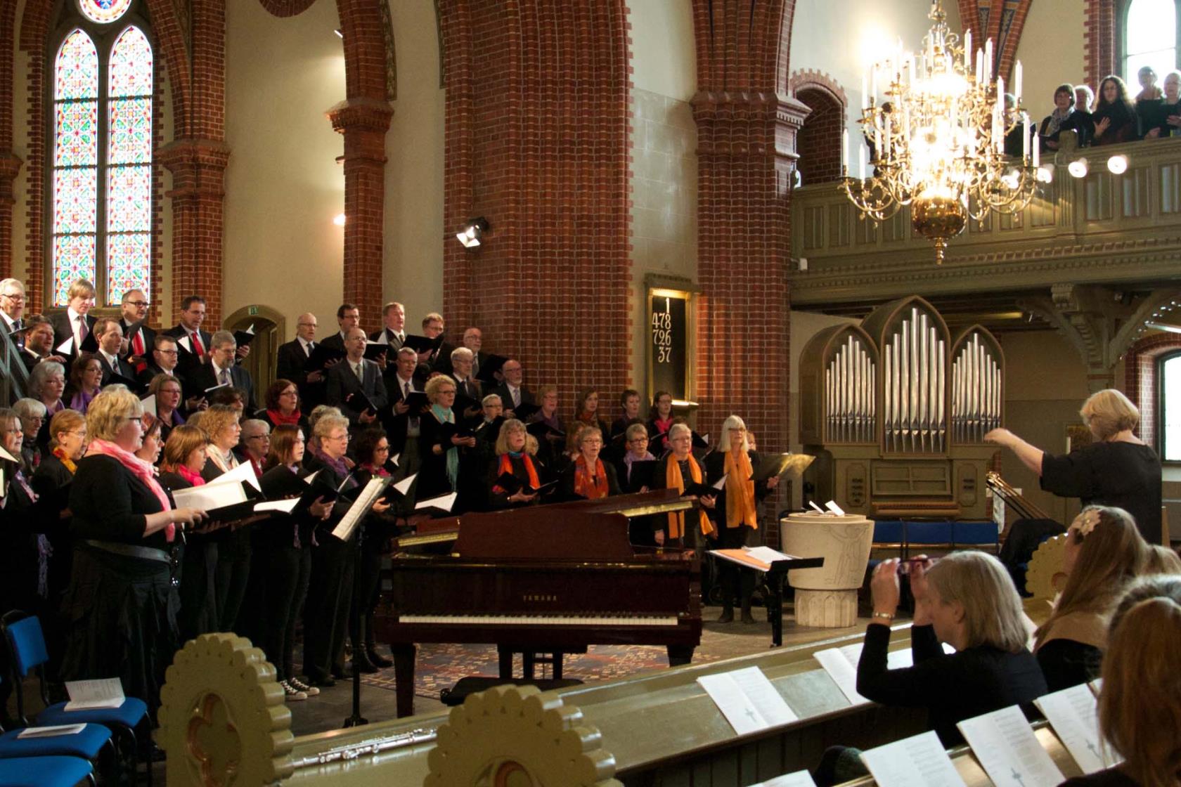 Ann-Margreth Nyberg dirigerar Svenska kyrkan Eslövs körer vid kyrkoherdemottagningen 2014