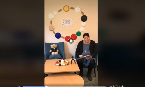 Pernilla som är pedagog i Heliga Korsets församling läser högt på Facebook varje måndag--torsdag. Välkommen att lyssna live eller i efterhand!