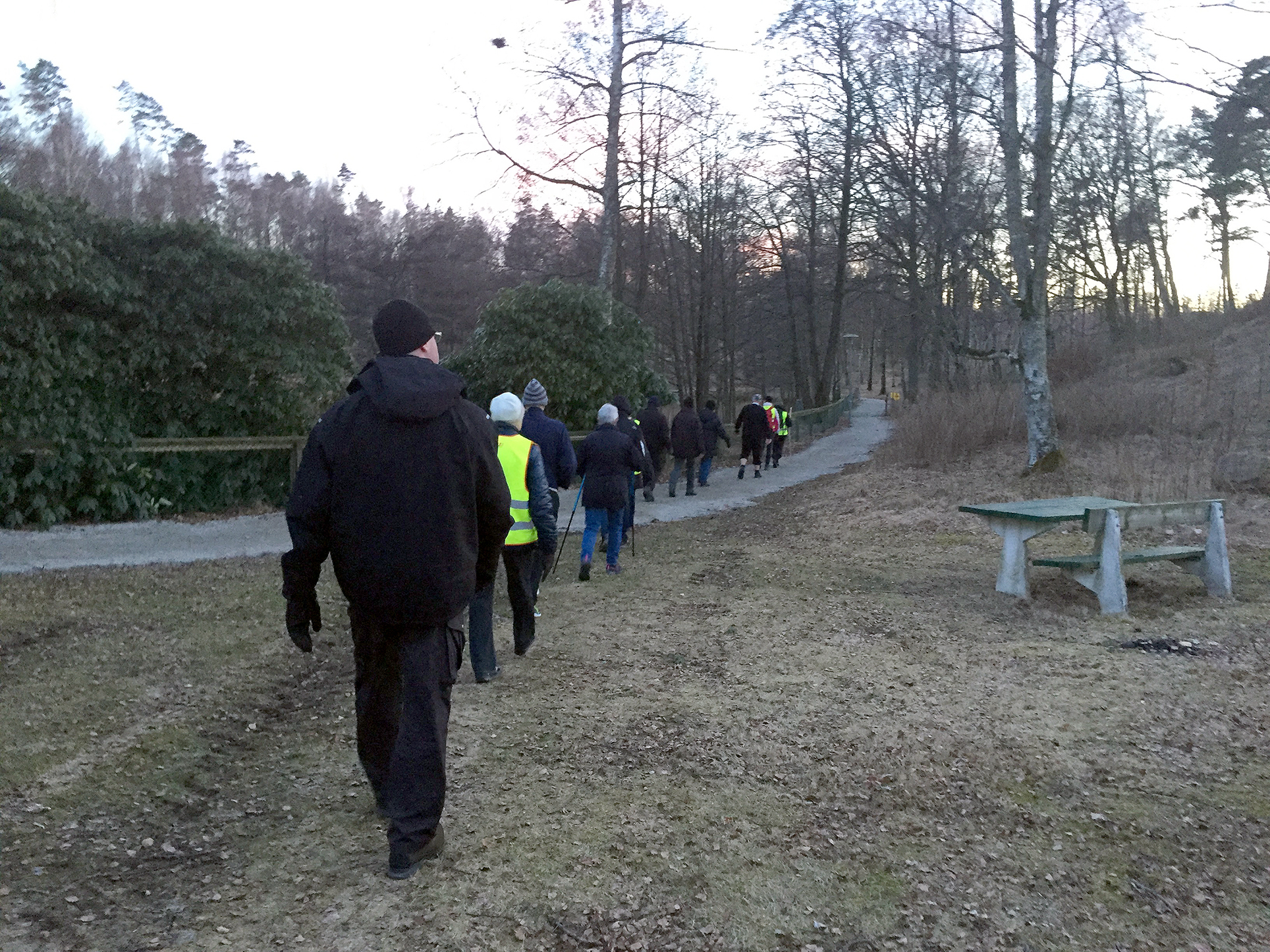 Vandringen sker i gåsmarsch och under tystnad, i ett lite lugnare tempo än de vanliga stegen. Denna gång utgick gruppen från Kärlekens kyrka och rundade sedan Landalasjön. 