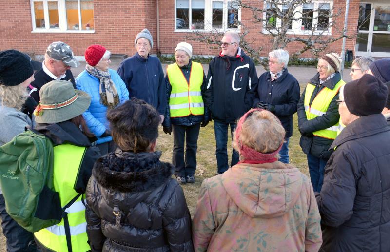 Pilgrimsvandringarna startar på olika platser, men på samma sätt – med att deltagarna står i en cirkel och presenterar sig för varandra. 