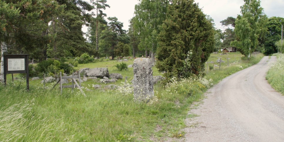 Gravfält, stenar, skog och gräs i Vaxtuna en sommardag