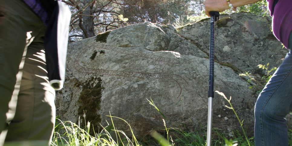 Livsten, en runsten, och två personer, den ena med en gåstav. 
