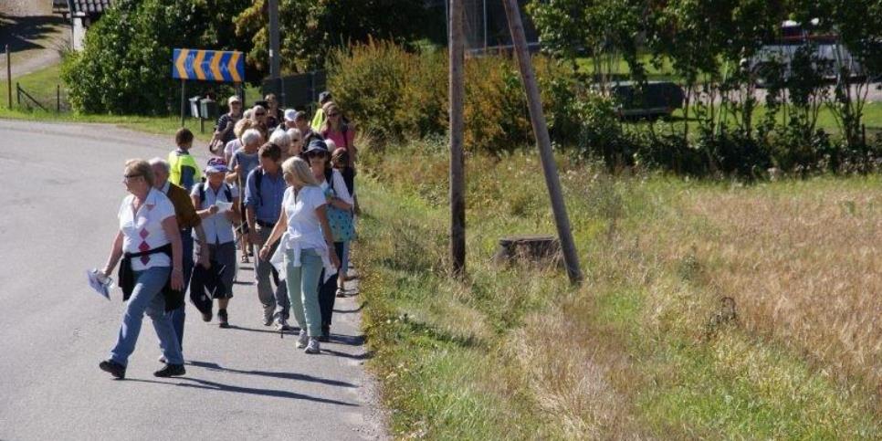 Människor vandrar på en väg. 
