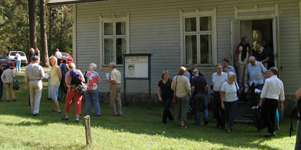 Människor samlade utanför Markims missionshus en sommardag
