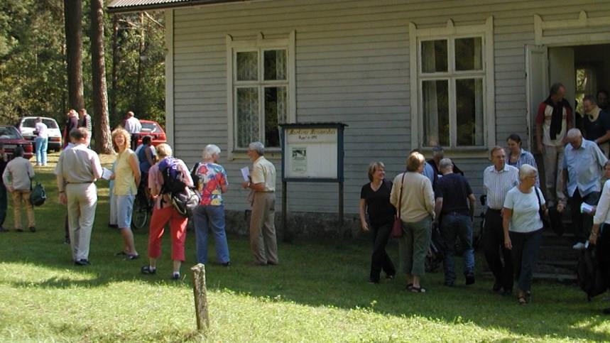 Människor samlade utanför Markims missionshus en sommardag