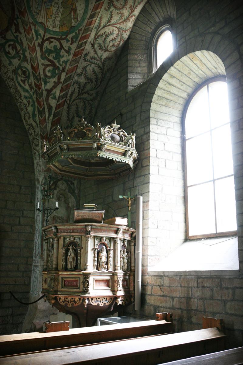 Den nuvarande predikstolen i Husaby kyrka är från 1671.