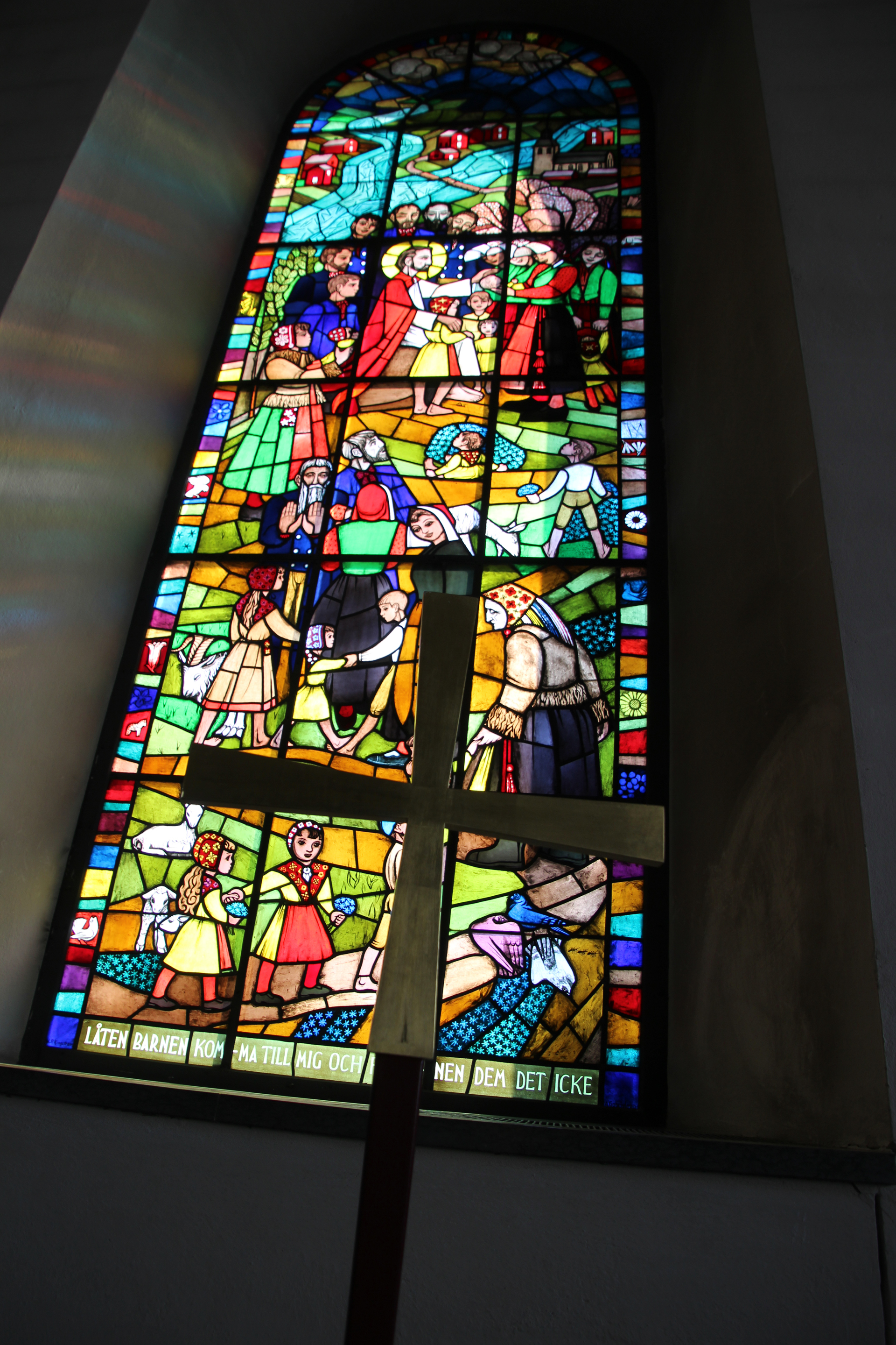 Processionskors och fönster i Gagnefs kyrka.