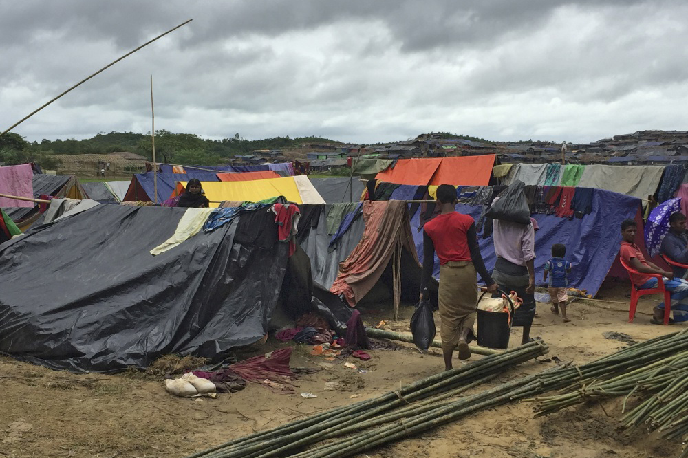 Provisoriskt tältläger av filtar och presseningar i Bangladesh.