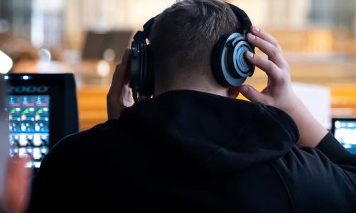 Piteå församling ställer om och börjar sända radioandakter varje söndag kl. 14.00 fram till midsommar via Pite FM Studentradio.