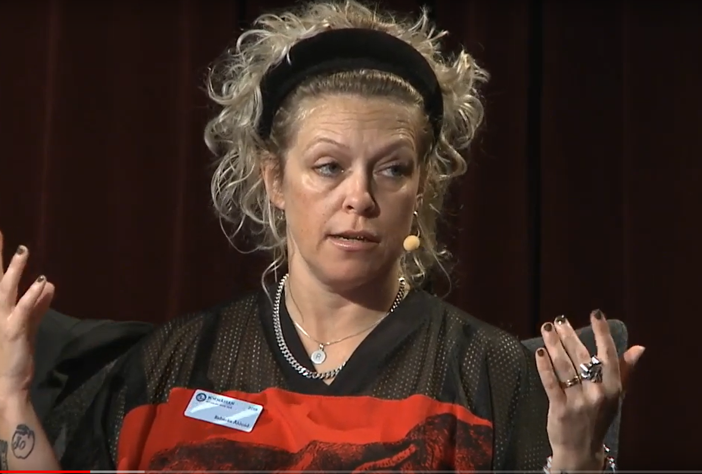 Rebecka Åhlund talar och gestikulerar på Se människan scenen