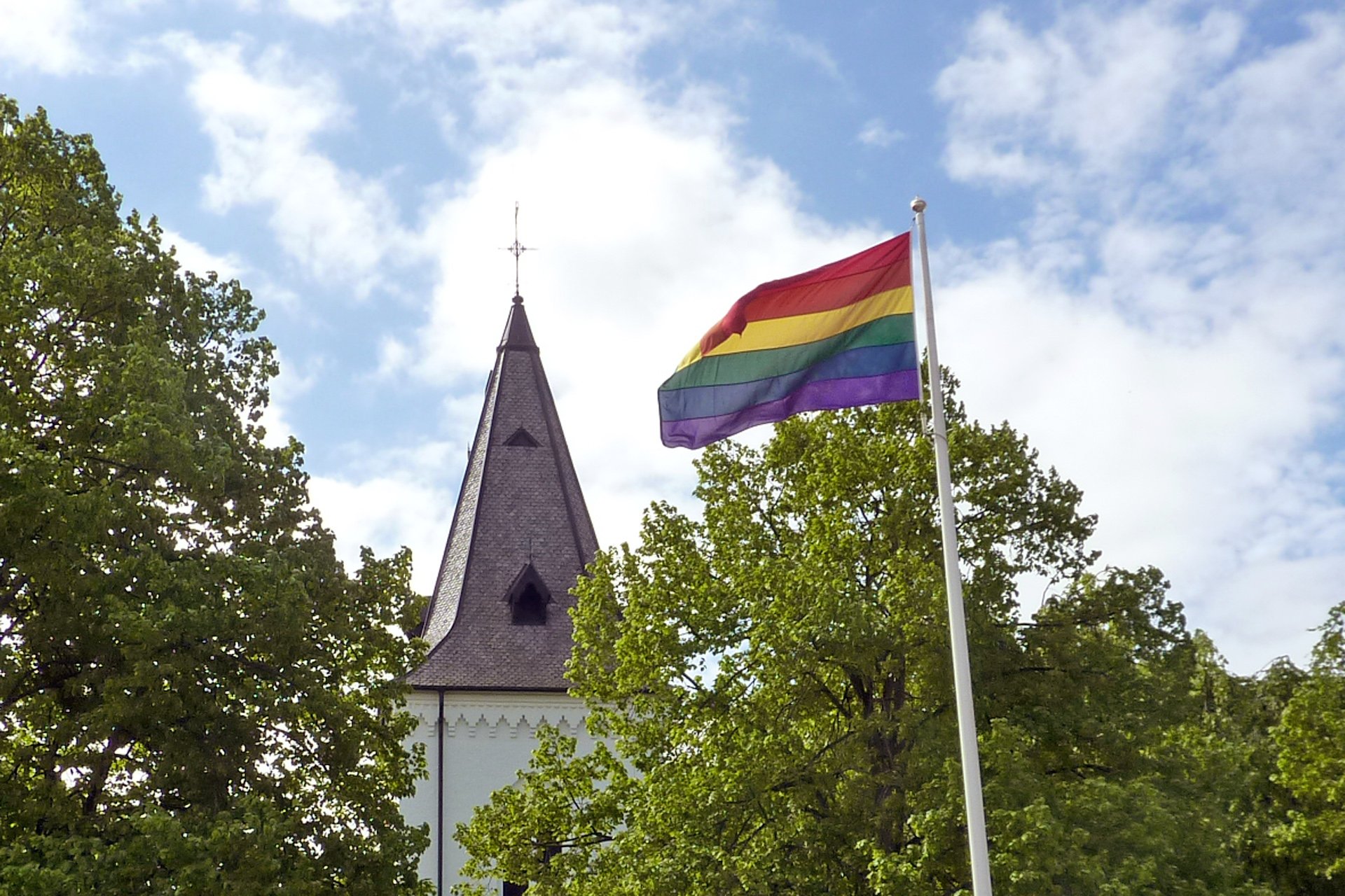 Regnbågsflaggan vajar vid Brågarps kyrka