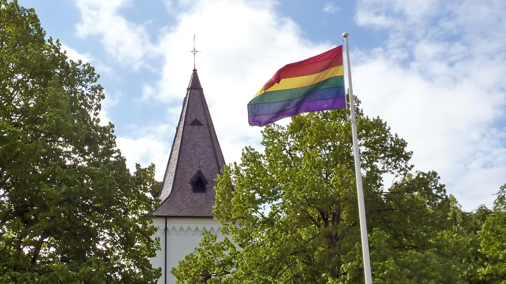 Regnbågsflaggan vajar vid Brågarps kyrka