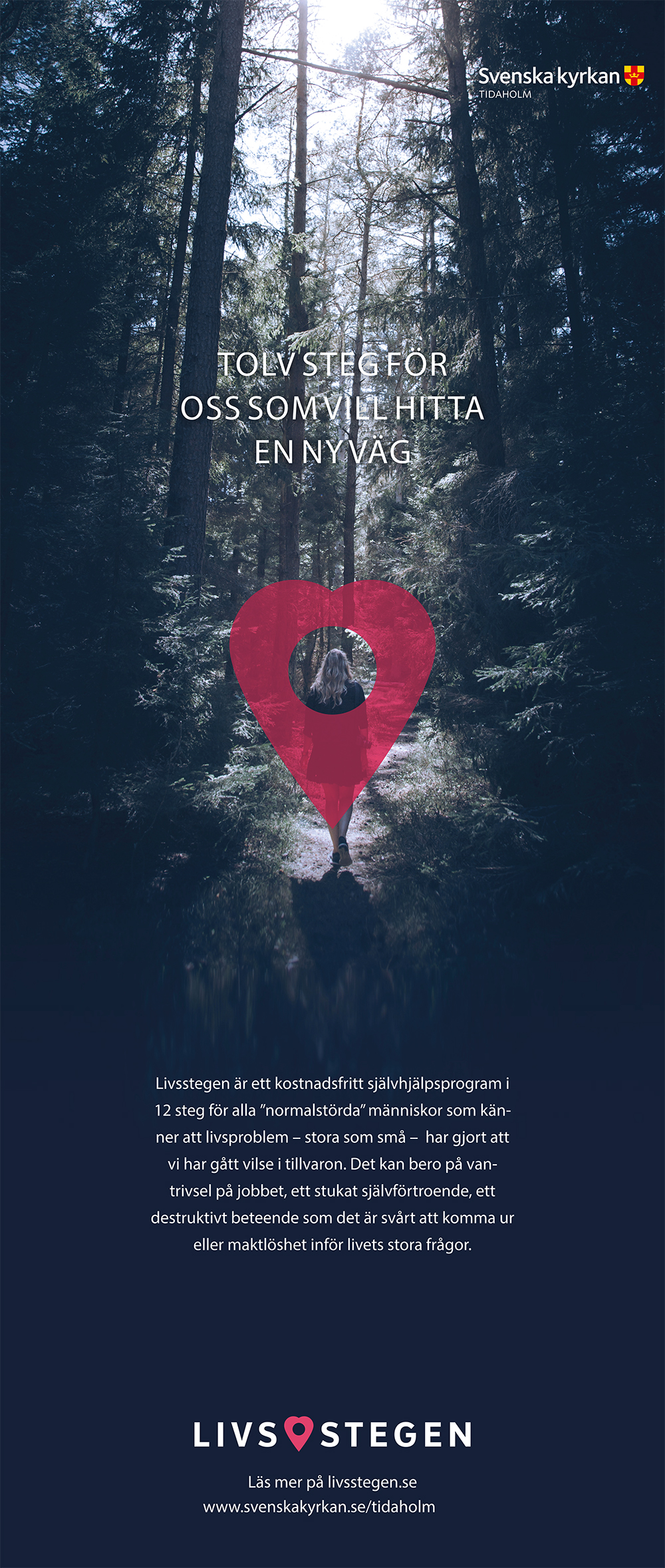 En kvinna går i en skog, ovanpå henne är en kartnål formad som ett hjärta.