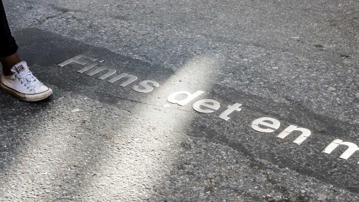 Text insprängd i asfalten.
