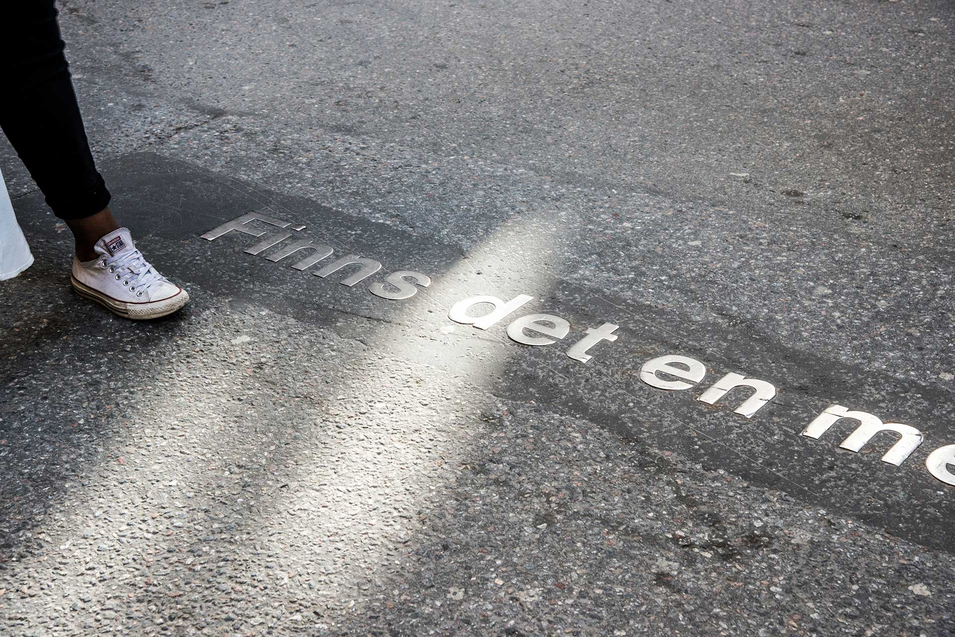 Text insprängd i asfalten.
