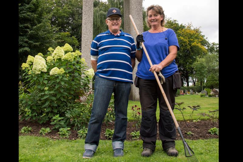 Kerstin Åkerblom pausar i arbetet på Eslövs kyrkogård och pratar med kollegan Hans-Lennart Olofsson. 